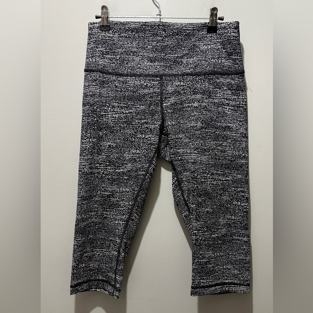 Lululemon Wunder Under Hi-Rise 1/2 Tight (or Crop) in the "Air Time White Black" - Picture 3 of 5